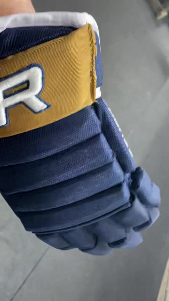 Fresh mitts for the D3 team 🔥 🔥 🔥